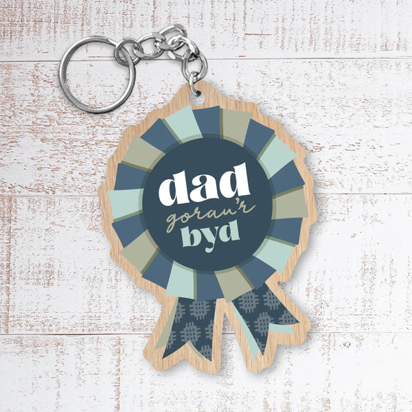 A Dad Gorau'r Byd Welsh Language Wooden Keyring from Max Rocks for sale at Mostyn.